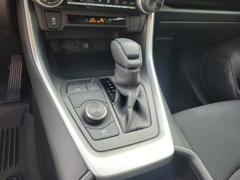 Certified 2025 Toyota RAV4 LE AWD/4WD image 16