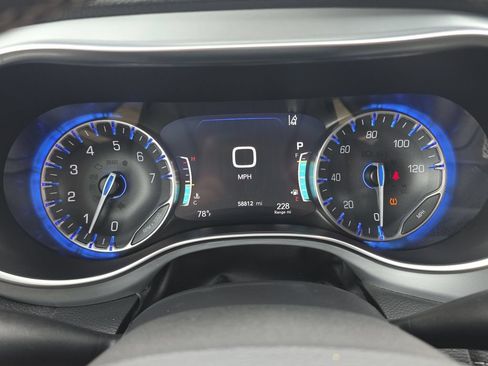 Used 2025 Chrysler Pacifica Limited FWD image 10