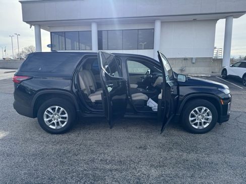 Used 2023 Chevrolet Traverse LS image 8