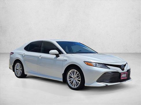 Used 2020 Toyota Camry XLE FWD image 3