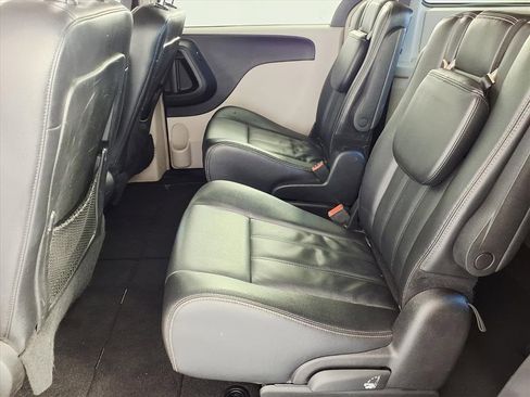 Used 2014 Chrysler Town & Country Touring image 14