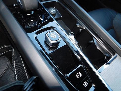 Certified 2025 Volvo XC60 B5 Plus image 24