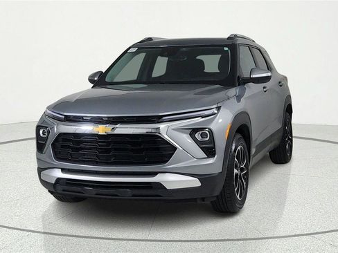 Used 2025 Chevrolet TrailBlazer LT FWD image 2