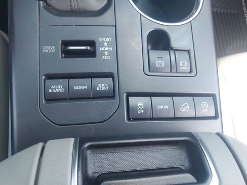 Used 2020 Toyota Highlander XLE AWD/4WD image 21