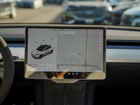 Used 2022 Tesla Model Y Long Range image 12