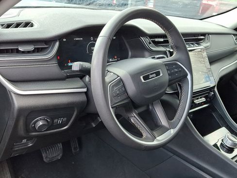 Used 2024 Jeep Grand Cherokee Laredo image 25