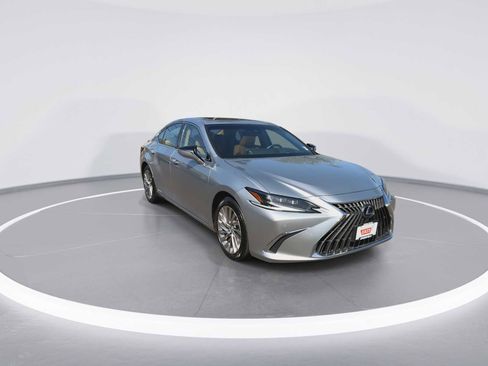 Used 2022 Lexus ES 300h w/ Luxury Package FWD image 2