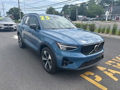 Used 2025 Volvo XC40 B5 Plus AWD/4WD image 6
