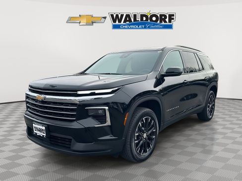 Used 2025 Chevrolet Traverse LT w/ Sun and Wheel Package image 3