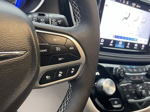 Used 2024 Chrysler Pacifica Touring-L image 33