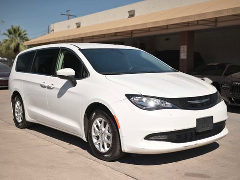 Used 2022 Chrysler Voyager LX image 3