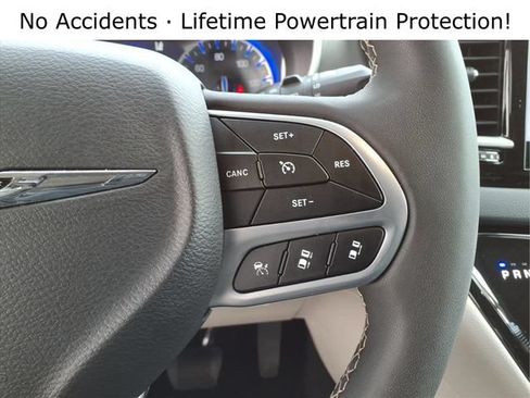Used 2024 Chrysler Pacifica Touring-L FWD image 18