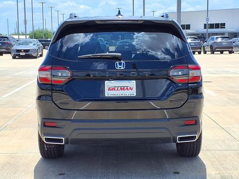 Used 2025 Honda Pilot Sport image 6