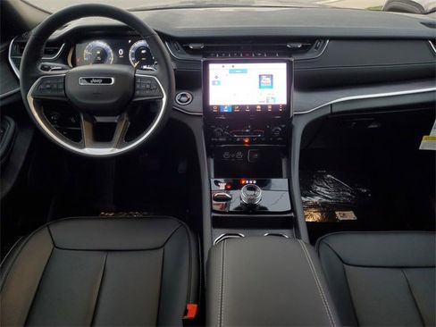 New 2025 Jeep Grand Cherokee Limited image 16