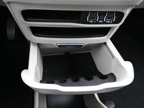 Used 2022 Chrysler Voyager LX FWD image 37