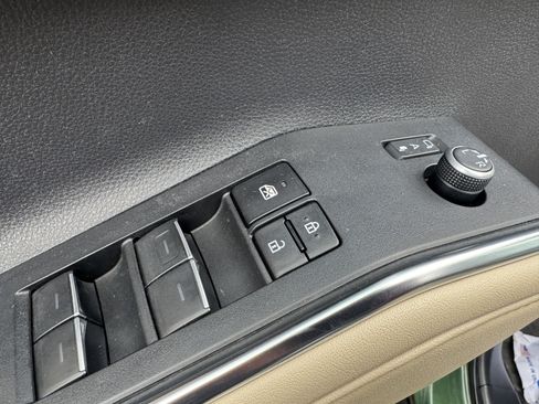 Used 2023 Toyota Highlander Limited image 11