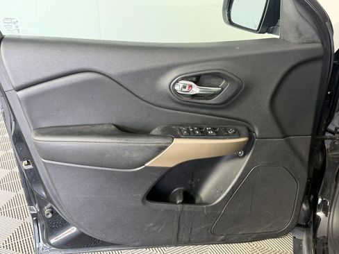 Used 2018 Jeep Cherokee Limited w/ Technology Group AWD/4WD image 12