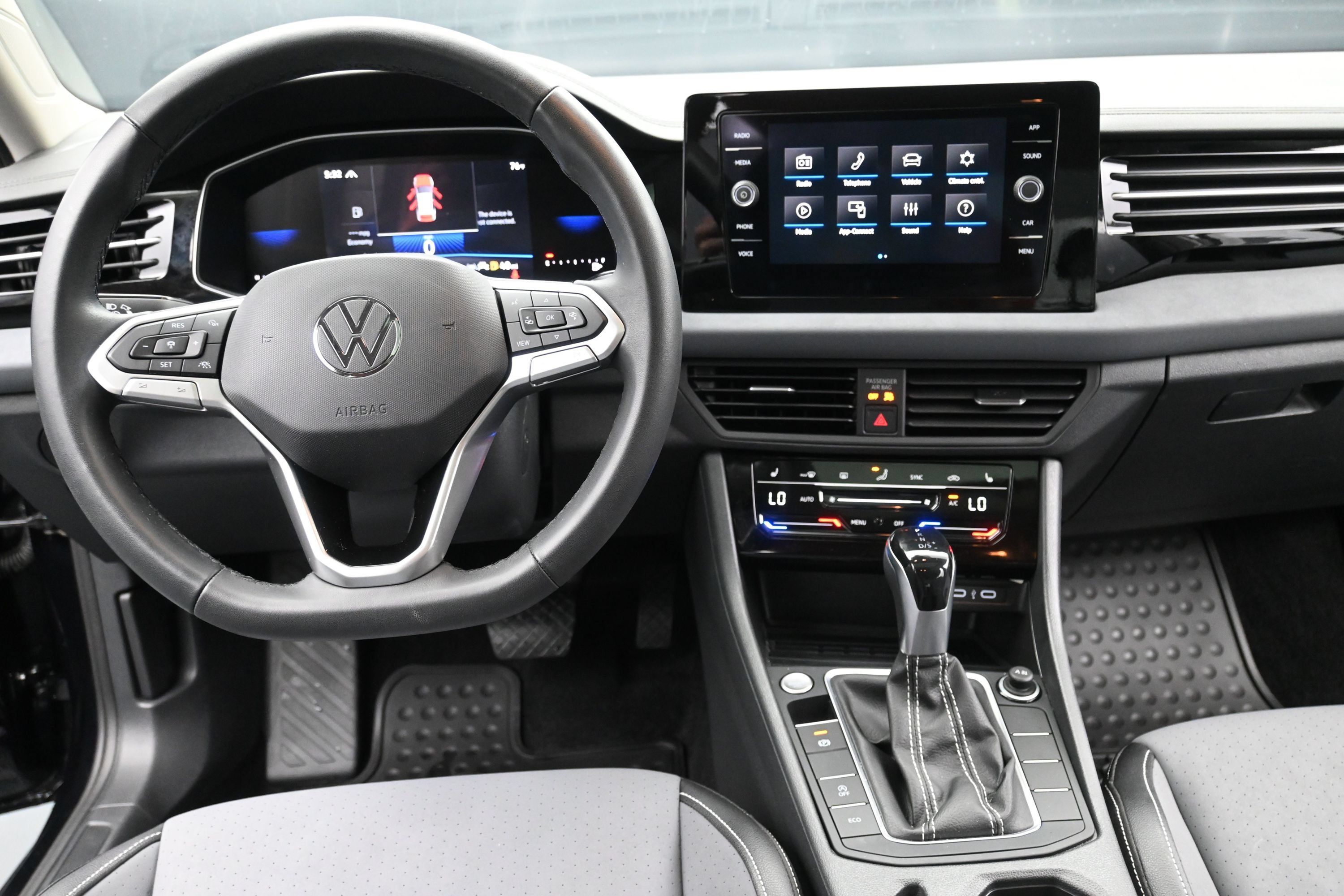 Used 2026 Volkswagen Jetta SE FWD image 19