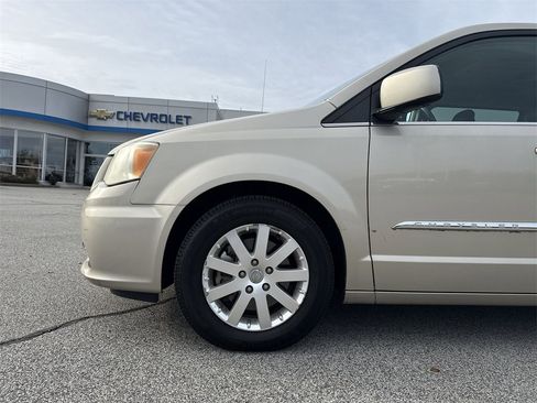 Used 2013 Chrysler Town & Country Touring image 19