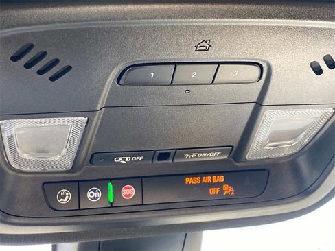 Used 2022 Chevrolet Traverse LT image 41