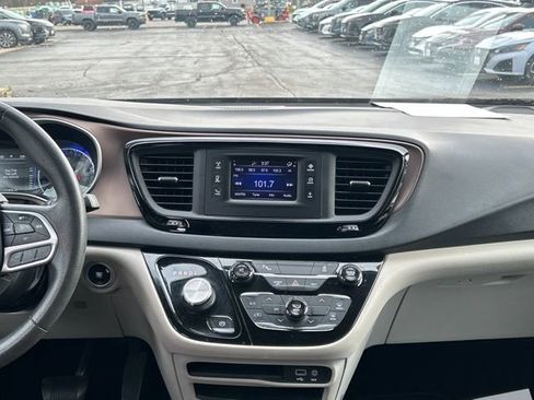 Used 2017 Chrysler Pacifica LX image 23
