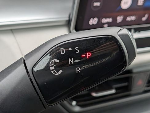 Used 2025 Volkswagen Tiguan SE AWD/4WD image 24