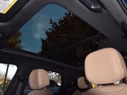 Used 2025 Porsche Cayenne Base image 31