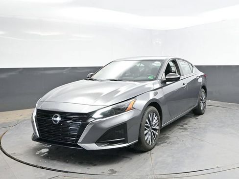 Used 2024 Nissan Altima 2.5 SV AWD/4WD image 8