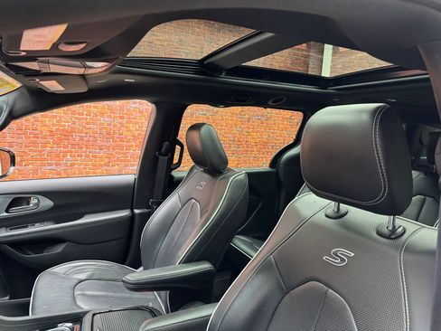 Used 2025 Chrysler Pacifica Limited FWD image 3