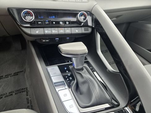 Certified 2025 Hyundai Elantra SEL FWD image 18