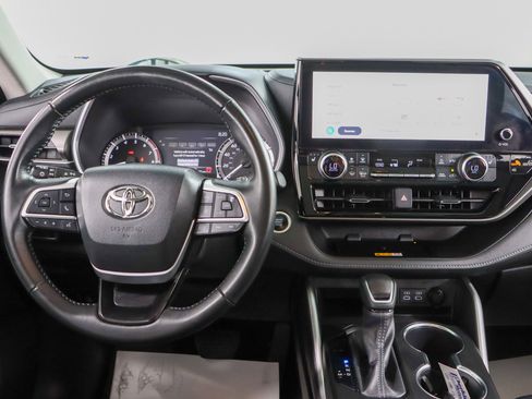 Used 2024 Toyota Highlander XLE FWD image 18