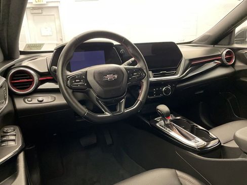 Used 2024 Chevrolet Trax RS FWD image 12