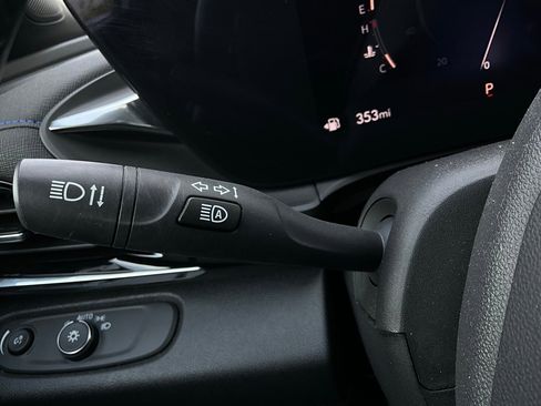 Used 2025 Buick Envista Sport Touring image 35