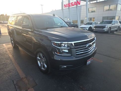 Used 2017 Chevrolet Suburban LT RWD image 2