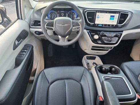 Used 2024 Chrysler Pacifica Touring-L FWD image 11