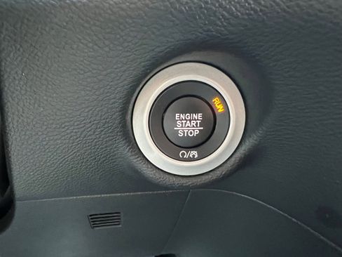 Used 2025 Chrysler Pacifica Select image 38