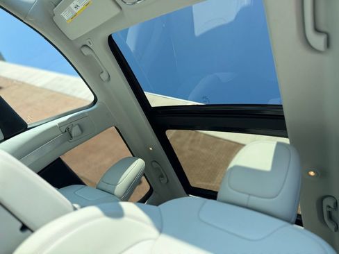 Used 2019 Jeep Cherokee Limited AWD/4WD image 11