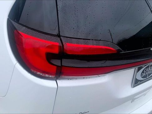 Used 2024 Chrysler Pacifica Touring-L image 28