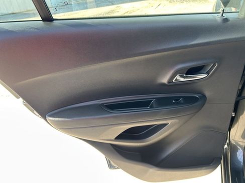 Used 2020 Chevrolet Trax LS FWD image 28