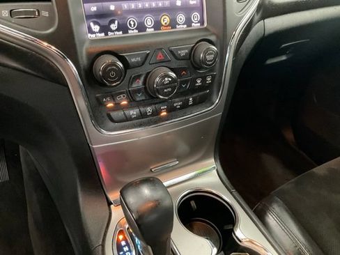 Used 2018 Jeep Grand Cherokee Laredo RWD image 12
