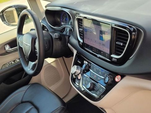 Used 2024 Chrysler Pacifica Touring-L FWD image 24