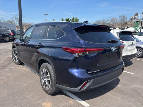 Used 2023 Toyota Highlander XLE image 3