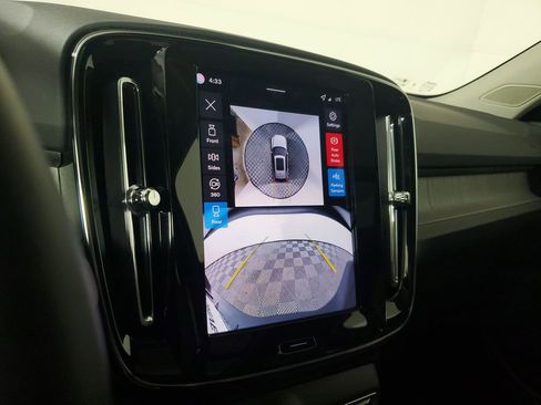 Used 2026 Volvo XC40 B4 Plus w/ Climate Package image 31