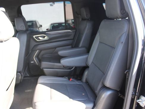 Used 2023 Chevrolet Suburban LT w/ Luxury Package RWD image 18