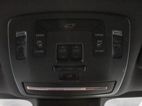 Used 2022 Toyota Sienna XSE image 25