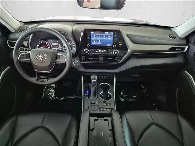 Used 2021 Toyota Highlander XLE AWD/4WD image 19