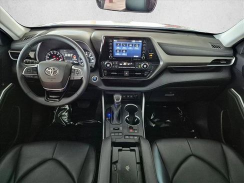 Used 2021 Toyota Highlander XLE AWD/4WD image 19