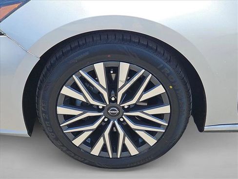 Used 2024 Nissan Altima 2.5 SV FWD image 28