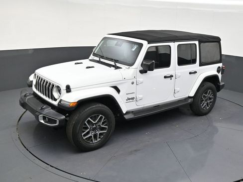 Used 2024 Jeep Wrangler Sahara image 12