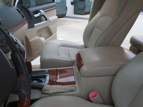 Used 2013 Toyota Land Cruiser image 16